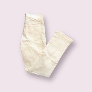 *NWT GAP Girlfriend Optic White Jeans- Size 26 Short